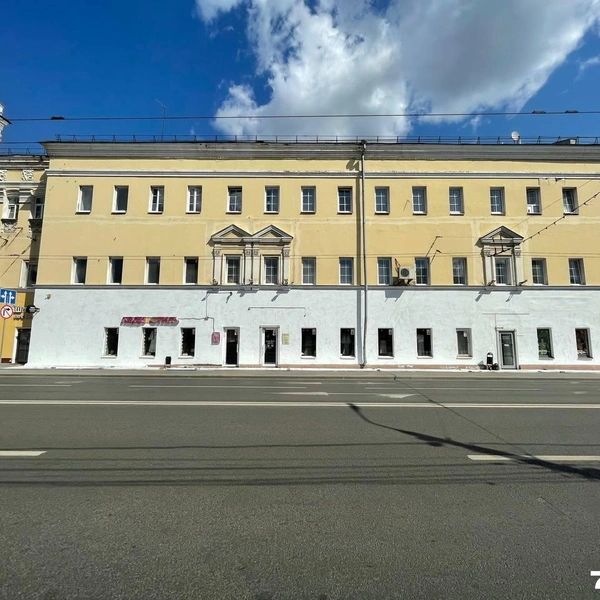 В Ярославле изменился цвет фасада Вознесенских казарм | Источник: Кирилл Поверинов / 76.RU