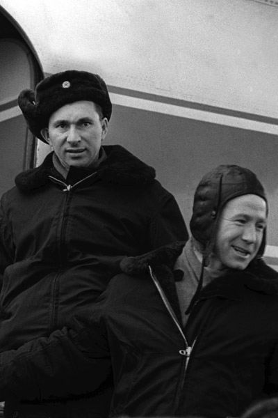 Павел Беляев и Алексей Леонов в 1965 году перед отлетом на космодром Байконур