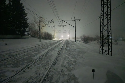 Под Новосибирском грузовой поезд сбил мужчину