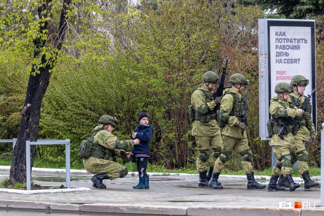 Папа и на службе остается папой | Источник: Владислав Лоншаков / E1.RU