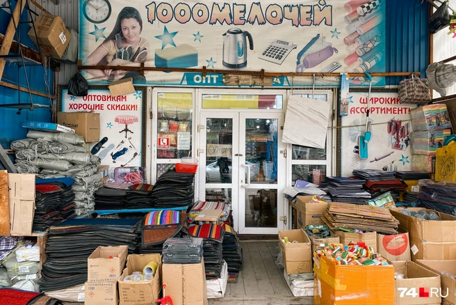 Самое обидное, когда заходишь в такой магазин, думаешь взять какой-нибудь зарядник или удлинитель подешевле | Источник: Виталий Гущинский