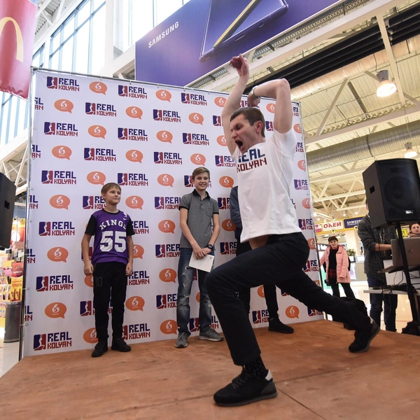 Николай Наумов учил желающих этому танцу на презентации бренда | Источник: E1.RU