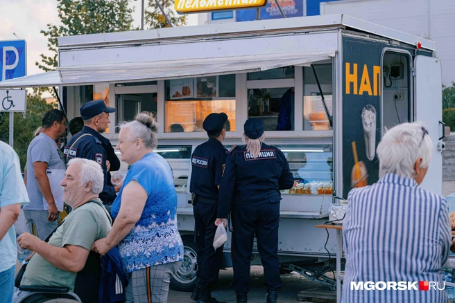 Согреться можно было горячей едой из фудтраков | Источник: Даниил Пономаренко / MGORSK.RU