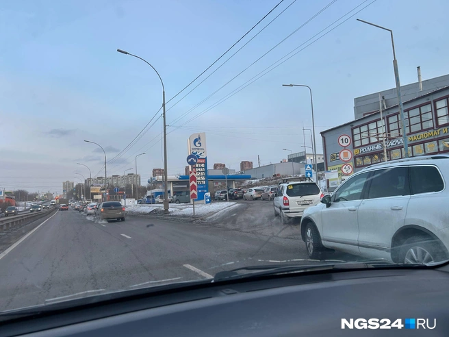 Очередь к «Газпромнефти» на Брянской | Источник: Дмитрий Мамаев / NGS24.RU