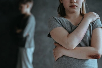 Домашнее насилие между братьями и сестрами: что делать и как пережить последствия