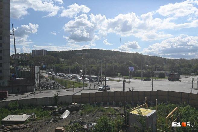 Во дворе с угла на Щербакова стоит газораспределительный пункт, его будут вписывать в дизайн двора | Источник: Дмитрий Емельянов / E1.RU