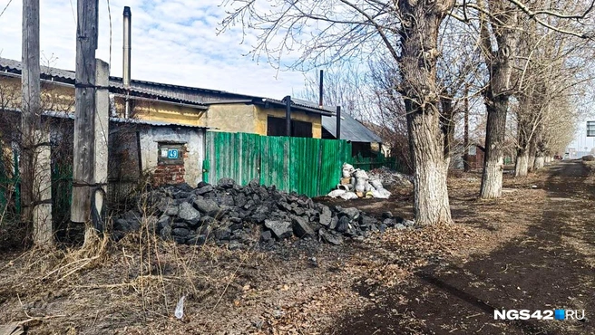 Напротив дома выглядят вполне прилично | Источник: Елена Гуськова / NGS42.RU