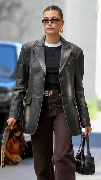 Хейли Бибер нашла самый стильный жакет в винтажном стиле — о таком мечтают все модницы