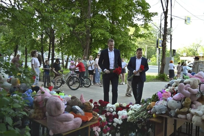 Почтить память погибших пришли губернатор Павел Малков и мэр Борис Ясинский | Источник: Павел Малков / Telegram