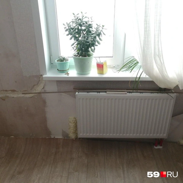 На фото видно, что места с трещинами неаккуратно запенили | Источник: предоставлено Ириной