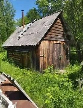 Вокруг домика много зелени | Источник: avito.ru
