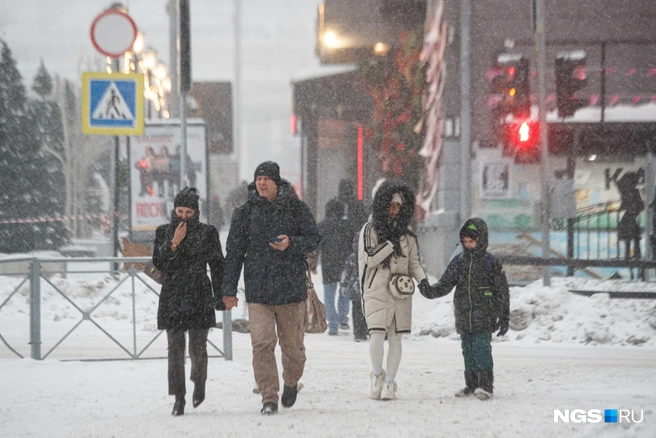 Многие укутались в тёплую одежду | Источник: Андрей Бортко / NGS.RU