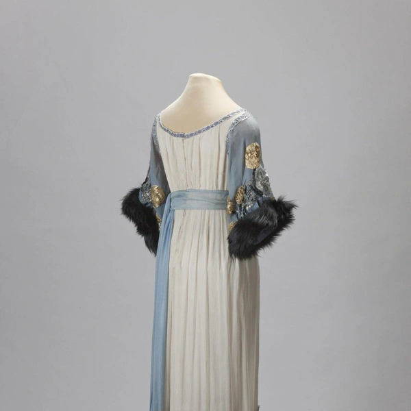 Мастерская А. Г. Гиндус. Вечернее платье 1910-х годов | Источник: hermitagemuseum.org