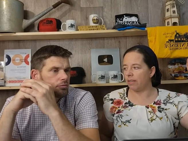 Фейнстра признаются в слабом владении русским языком | Источник: YouTube.com