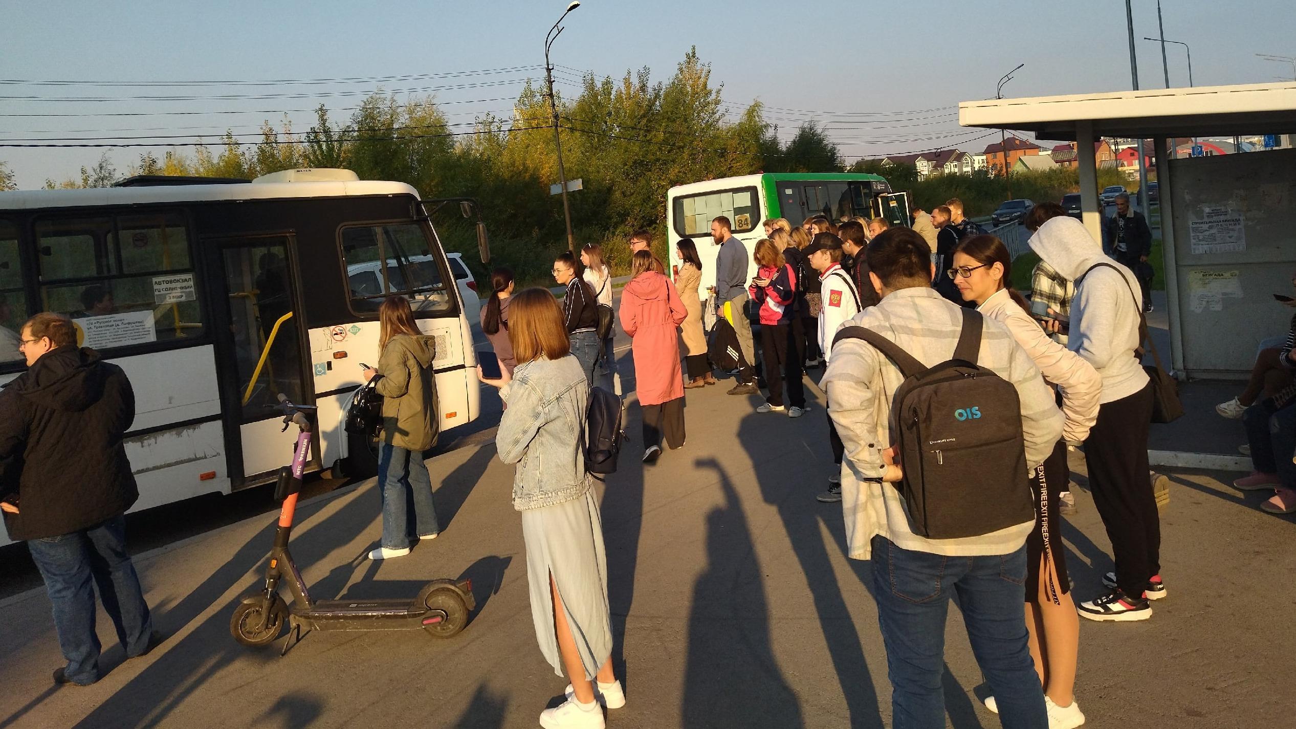 Жители района Ново-Патрушево в Тюмени жалуются на переполненные маршрутки -  18 сентября 2023 - 72.ру