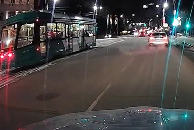 Трамвай столкнулся с «Ладой» в центре Челябинска