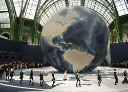 Дом Chanel отметил 100-летний юбилей показом в Париже