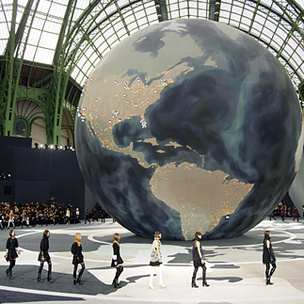 Дом Chanel отметил 100-летний юбилей показом в Париже