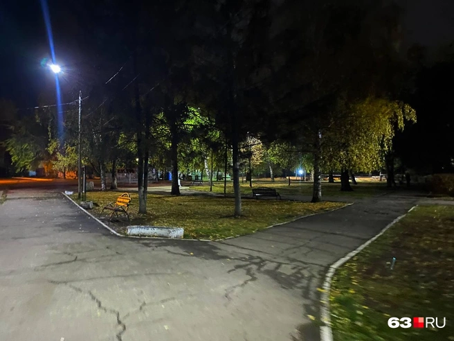 Если уж приехали на машине ради прогулки в Щорса, останавливайтесь на улице Урицкого  | Источник: Ксения Бирюкова / 63.RU