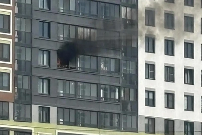 В жилой высотке на Широкой речке произошел пожар