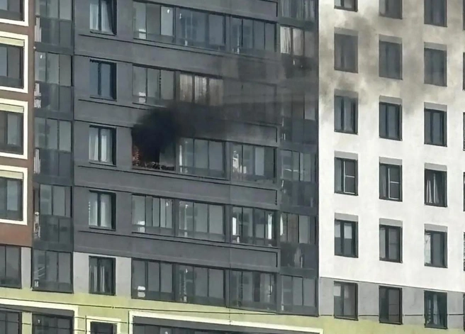 В Екатеринбурге произошел пожар в жилой высотке | Источник: Академический Екатеринбург 18+ / MAX