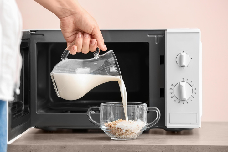 Почему категорически нельзя греть молоко в микроволновой печи
