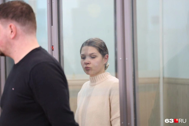 Екатерина Тархова выглядела озадаченной и пряталась от фотографов | Источник: Роман Данилкин / 63.RU