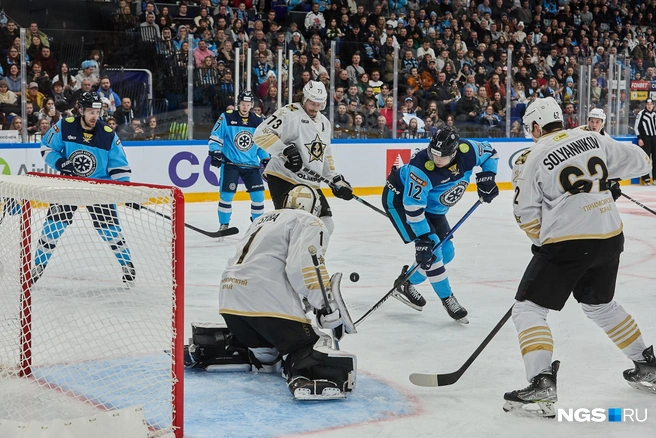На последней минуте первого периода сибирский хоккеист Валентин Пьянов вновь атаковал ворота противника | Источник: Александр Ощепков / NGS.RU