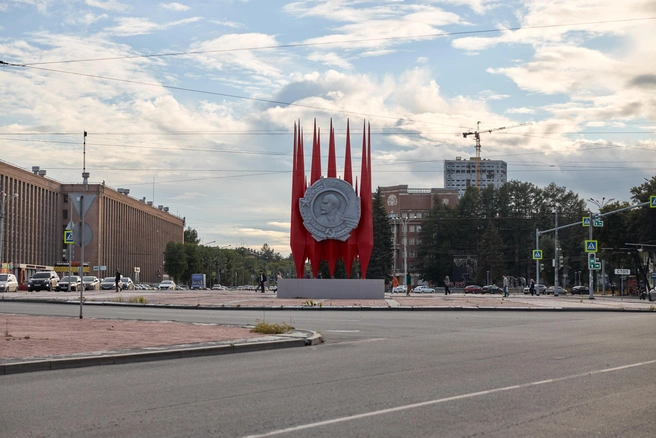 Краснознаменная группа гармонично вписалась в панораму Площади 1-й Пятилетки; на заднем плане виднеется фасад гостиницы «Мадрид» | Источник: PRINZIP