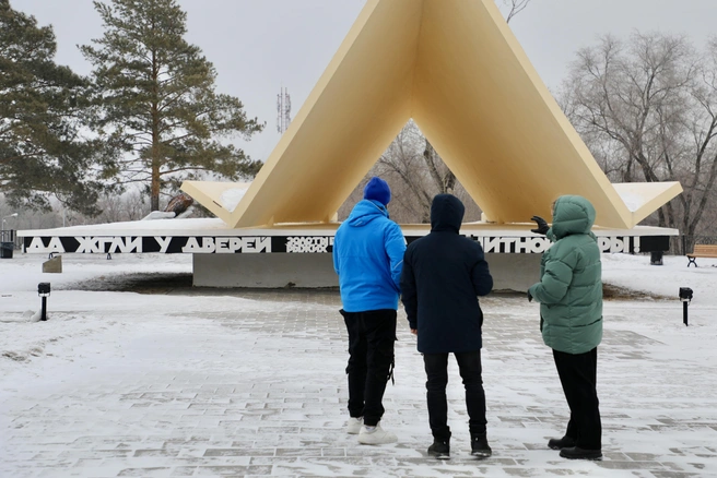 И у памятника первой палатке | Источник: пресс-служба администрации Магнитогорска