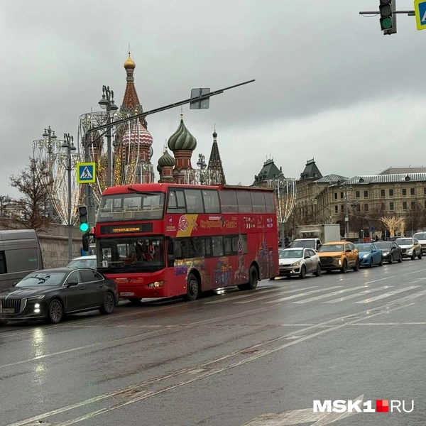 Автомобилисты пропускают колонну автобусов, которая везет детей на новогоднее представление в Кремле | Источник: Артем Устюжанин / MSK1.RU