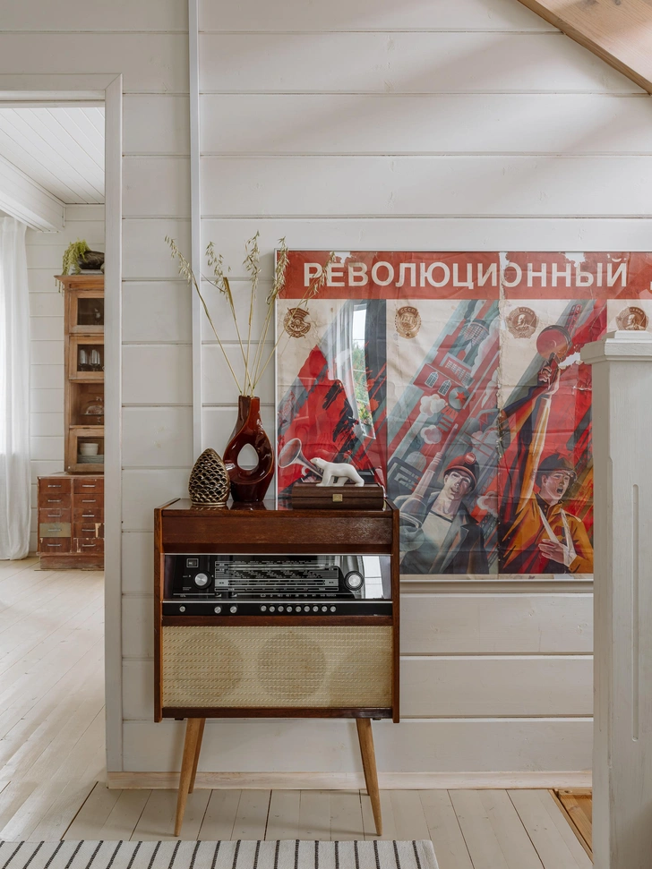 Плакат, Chronosfactor. Радиола Rigonda — отреставрированная и действующая, теперь в ней даже Bluetooth. Ваза — от мамы. Фигурка медведя — сувенир из музея d'Orsay, миниатюра скульптуры «Белый медведь» скульптора Франсуа Помпона | Источник: Ольга Шангина; стиль: Яна Яхина