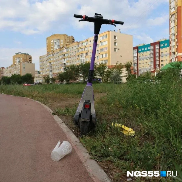 Самокаты и мусор портят вид бульвара | Источник: Евгений Софийчук / NGS55.RU