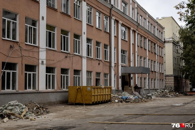 Здесь же, во дворе, спряталась школа № 37 с углубленным изучением английского языка  | Источник: Александр Куренной / 76.RU