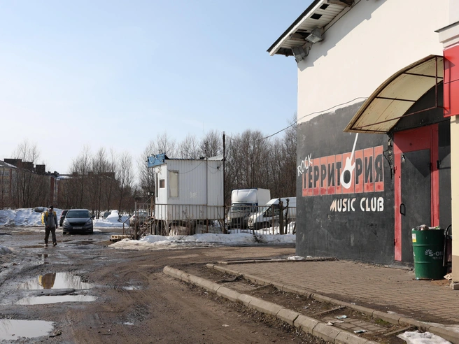 Парковка у здания, согласно свидетельствам, была заполнена автомобилями правоохранителей. | Источник: Артем Бауман / 76.RU