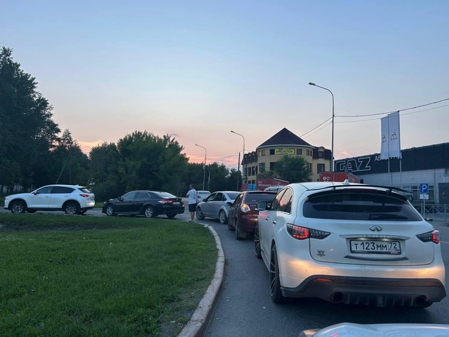 Водители приехали заправляться на заправку в Парфеново | Источник: читательница 72.RU