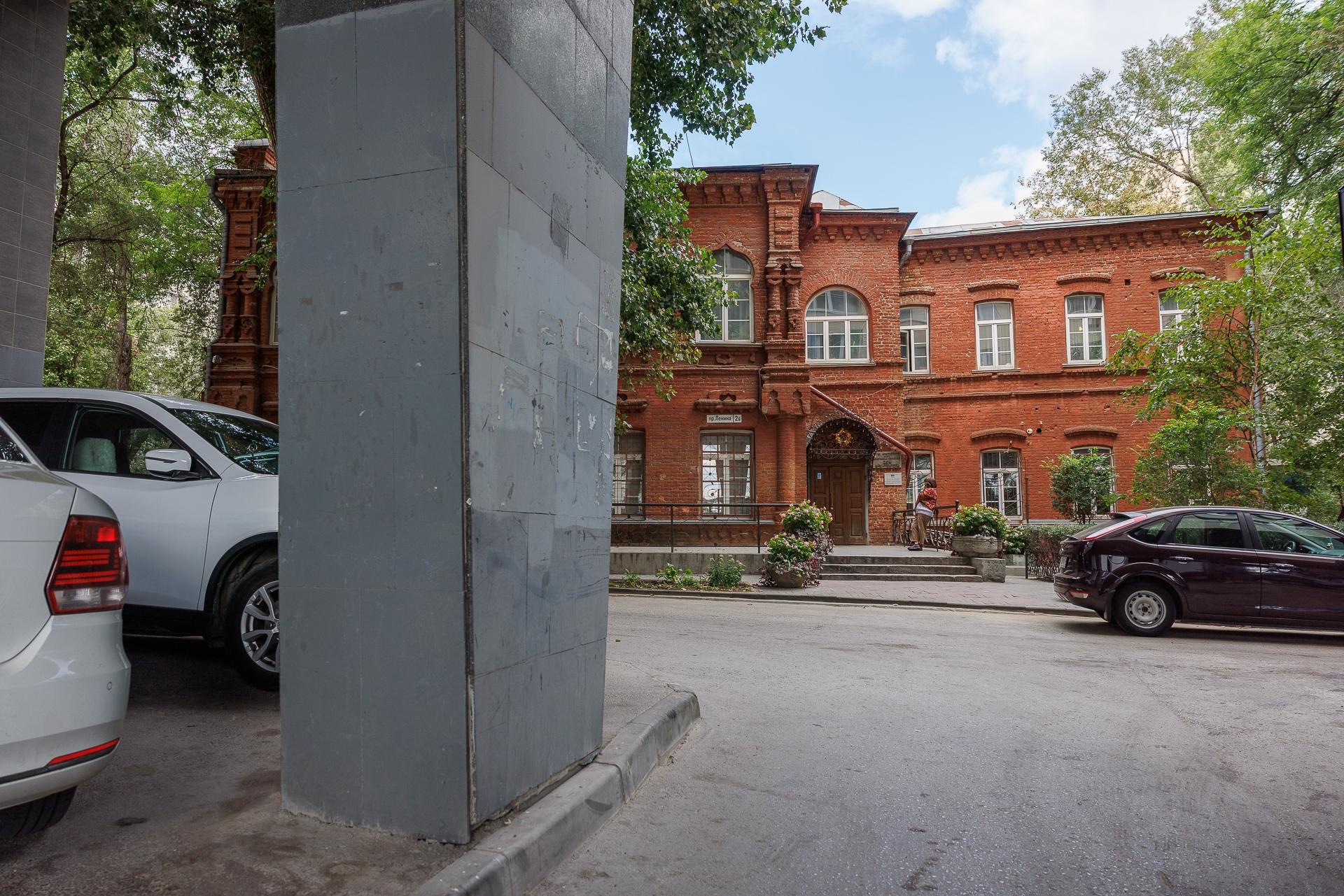 «Не потратив и копейки, хотят пользоваться благами»: Жители домов в центре Волгограда отгородились…