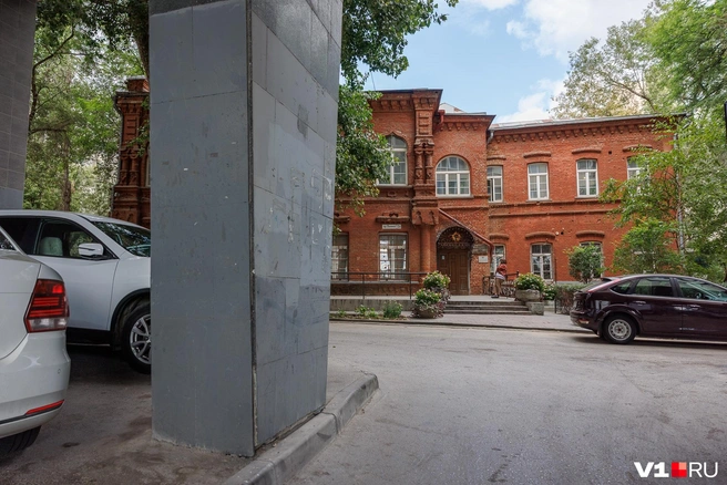 Основным камнем преткновения стал вопрос парковок | Источник: Алексей Волхонский / V1.RU