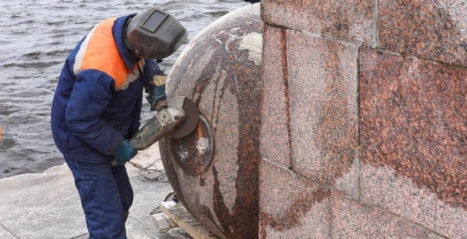 Гранитный шар на Воскресенской набережной не устоял перед «Эллен». Его сдуло ветром (фото) | Источник: пресс-служба СПб ГБУ «Мостотрест»