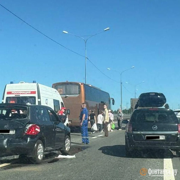 Автобус с детьми попал в ДТП на трассе «Сортавала». На месте скорая, растёт пробка | Источник: Мария Цыганкова / FONTANKA.RU
