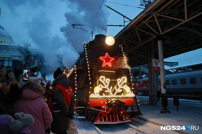 Поезд приветствовал горожан громкими гудками | Источник: Мария Ленц / NGS24.RU