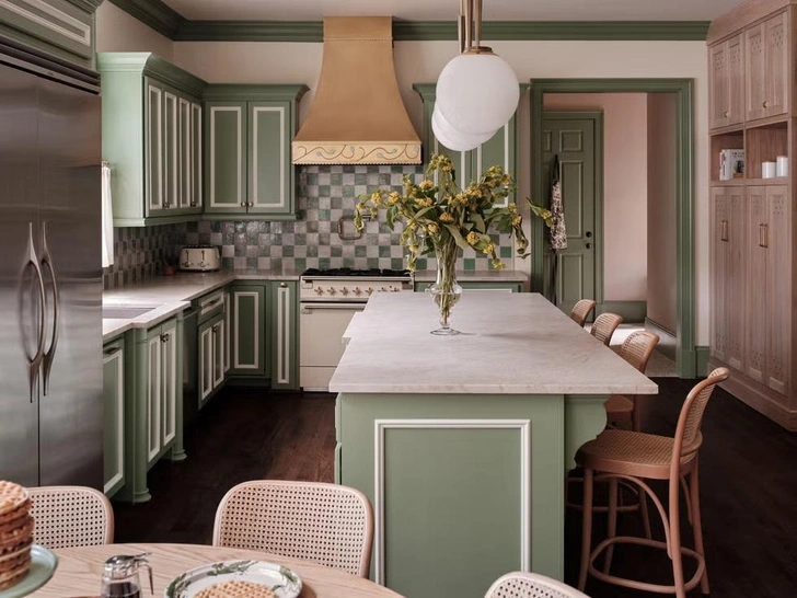 Краска Breakfast Room Green, Farrow & Ball. Подвесные светильники, The Urban Electric Co. Плитка на фартуке, Zia Tile. | Источник: Джозеф Брэдшоу