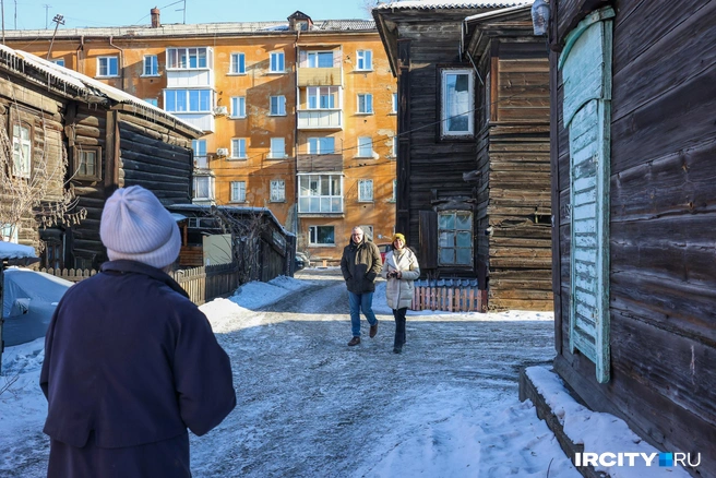 Тамара Ивановна признаётся, что ей нравится жить в центре города в своем доме, потому что в нем и дышится лучше, и огородик можно возделывать  | Источник: Ксения Филимонова / «ИрСити»