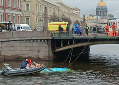 В Петербурге автобус с 20 пассажирами упал с моста в реку: спасатели откачивают людей на крыше транспорта