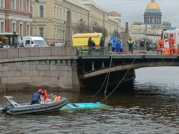 В Петербурге автобус с 20 пассажирами упал с моста в реку: спасатели откачивают людей на крыше транспорта