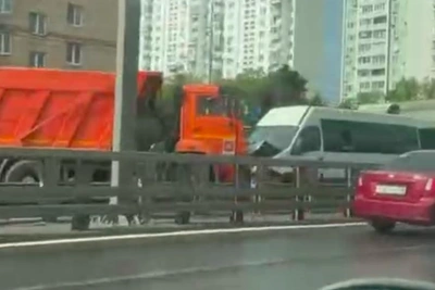 Столкновение КамАЗа с маршруткой на ТТК: движение затруднено