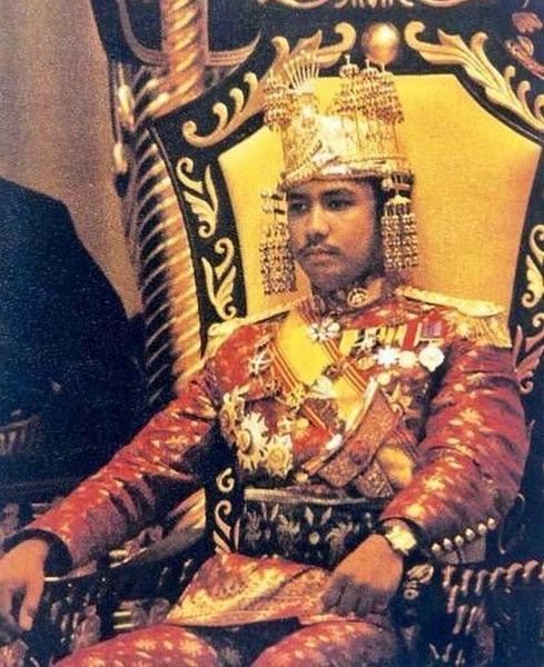 Драгоценные символы королевской власти: посмотрите на 14 корон современных монархий