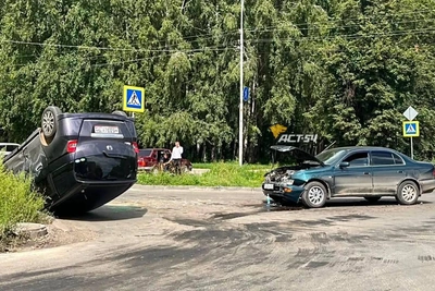 Перевернувшаяся Honda Spike на перекрестке в Новосибирске
