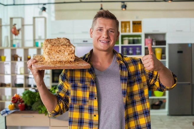 В передаче «ПроСТО кухня» Александр показывает, как из простых продуктов можно приготовить блюда, достойные ресторанов | Источник: пресс-служба телеканала СТС