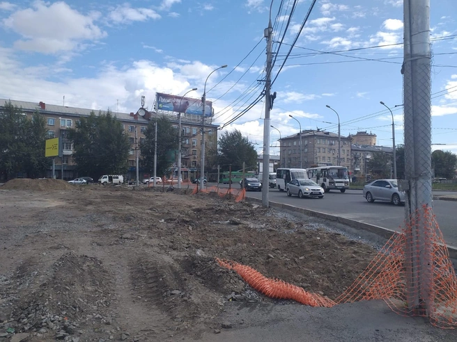 Вокруг все разрыто, но рабочих не видно | Источник: читательница НГС